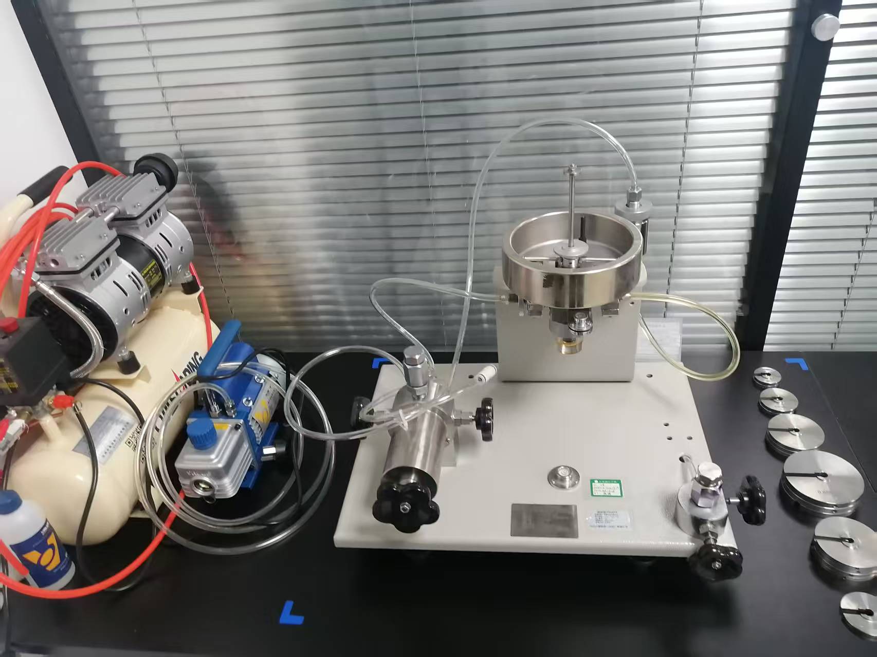 企業(yè)內(nèi)部校準(zhǔn)壓力變送器：活塞式壓力計選型全攻略（0.075級-0.5級全覆蓋）